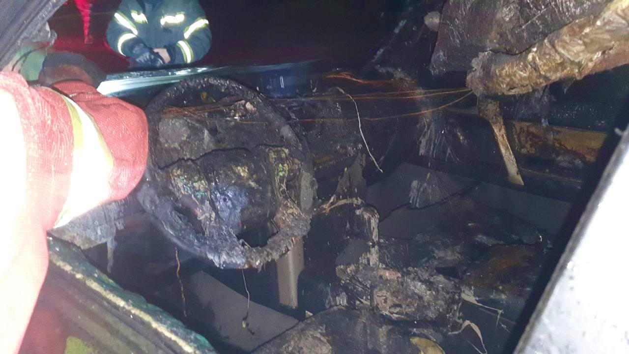 Внедорожник Toyota сгорел ночью в Мурманске